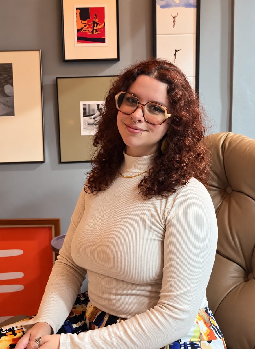 Mafalda Gabriela sentada em uma sala com obras de arte
